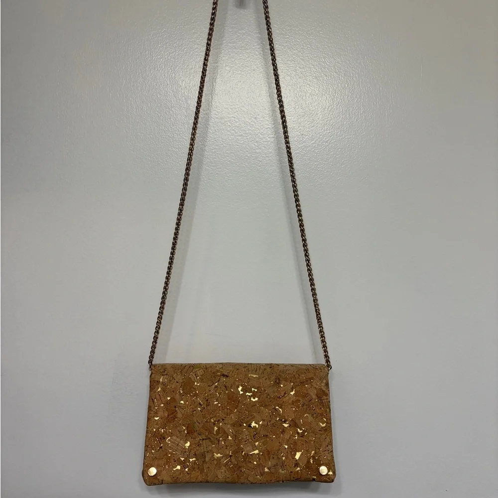 Cork style crossbody with gold chain. 8-1-2 x 6-1/2 - Picture 1 of 3